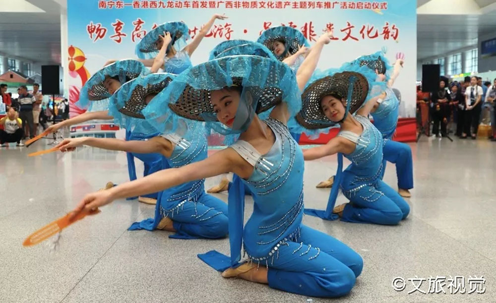 搭乘首發(fā)高鐵，海真珠珍珠粉抵達(dá)東方明珠